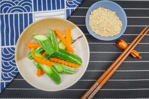 Lặc lè cà rốt luộc chấm muối vừng