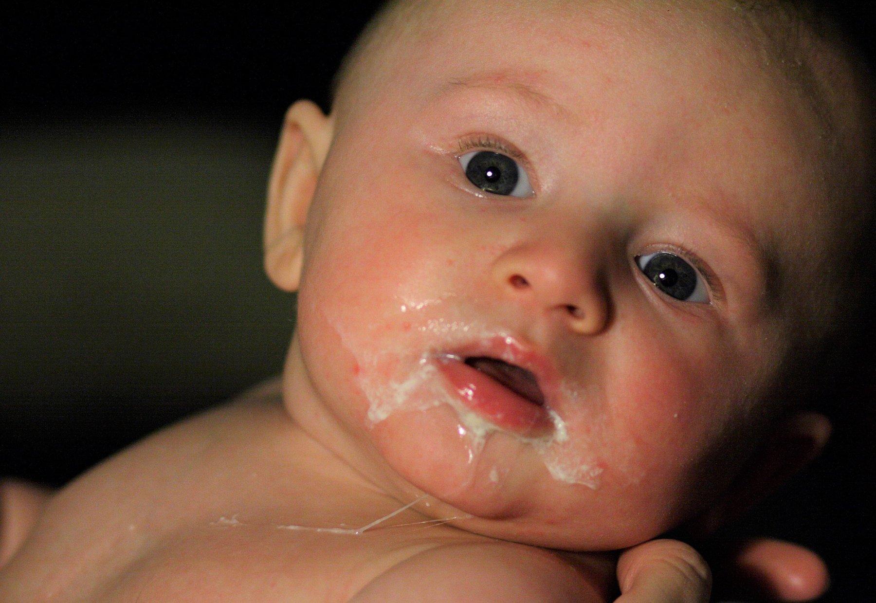 Tại sao bé hay bị trớ sữa và cách xử lý