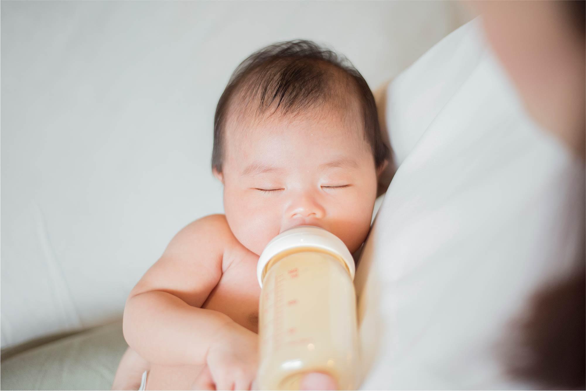 Tại sao bé hay bị trớ sữa và cách xử lý